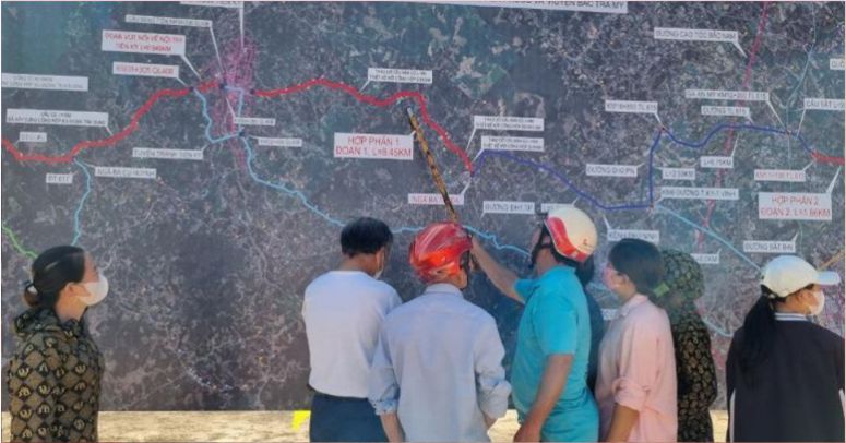 Người dân huyện Tiên Phước phấn khởi xem sơ đồ tuyến đường trong ngày khởi công dự án.